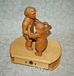 Collectible 10.5 Jahre West German 4-Song Music Box with Carved Wood Dancers #750