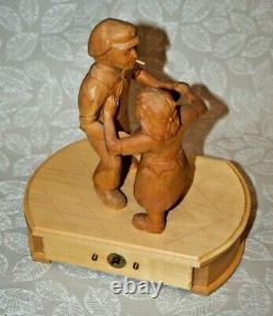 Collectible 10.5 Jahre West German 4-Song Music Box with Carved Wood Dancers #750