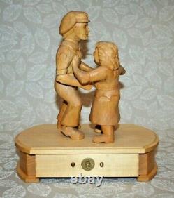 Collectible 10.5 Jahre West German 4-Song Music Box with Carved Wood Dancers #750