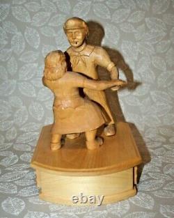 Collectible 10.5 Jahre West German 4-Song Music Box with Carved Wood Dancers #750