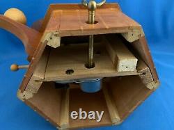 ERZGEBIRGE Christmas Music Box Glasser Carved Wood THORENS Germany Vintage