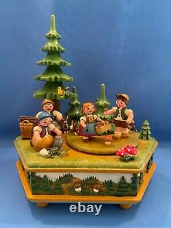 ERZGEBIRGE FAMILY Music Box Carved Wood REUGE/ROMANCE HUBRIG Germany