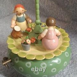 ERZGEBIRGE Wendt Kuhn Music Box Girls at the flowerbed Wood Germany TESTED