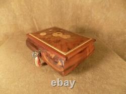 Nottuurno Intarsio Inlaid Wood Music Box With Key