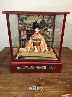 VINTAGE JAPANESE GEISHA DOLL WITH MUSIC BOX & WOOD/GLASS CASE 1950s