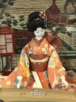 VINTAGE JAPANESE GEISHA DOLL WITH MUSIC BOX & WOOD/GLASS CASE 1950s