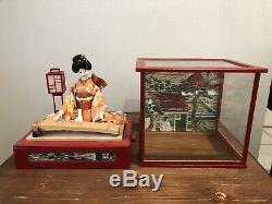 VINTAGE JAPANESE GEISHA DOLL WITH MUSIC BOX & WOOD/GLASS CASE 1950s