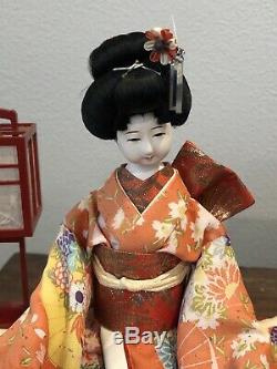 VINTAGE JAPANESE GEISHA DOLL WITH MUSIC BOX & WOOD/GLASS CASE 1950s