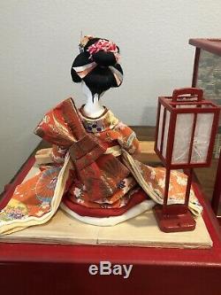 VINTAGE JAPANESE GEISHA DOLL WITH MUSIC BOX & WOOD/GLASS CASE 1950s